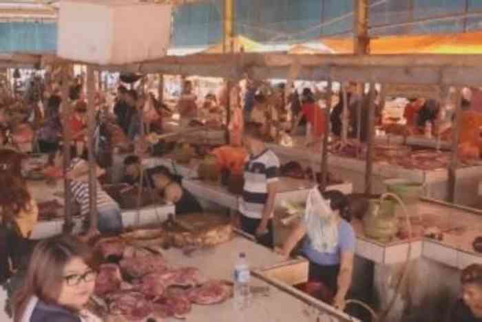 La viande de chiens est vendue au marché en Indonésie