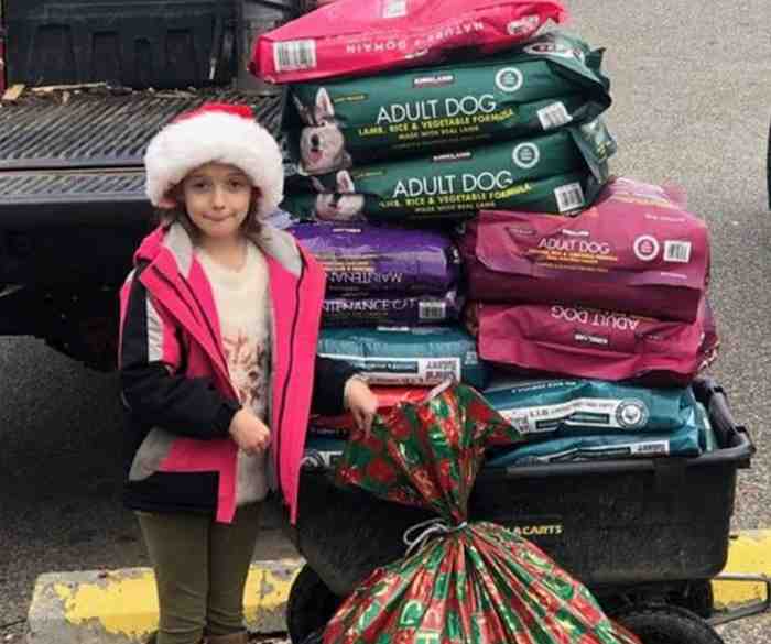 Cette petite fille demande au père Noel de la nourriture pour les chiens abandonnés