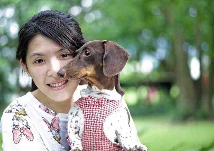 chien et sa jeune maîtresse